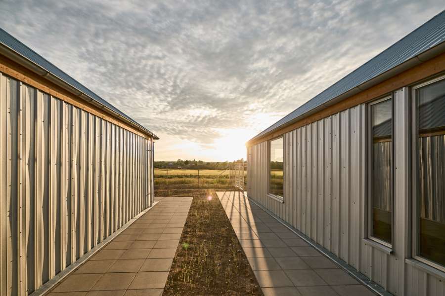 Die Pfannenbleche des Jordbærmarken schaffen ländliche Atmosphäre und inspirieren zur Naturfreude, Børnehuset Jordbærmarken, Rodskovvej 59, 8543 Hornslet